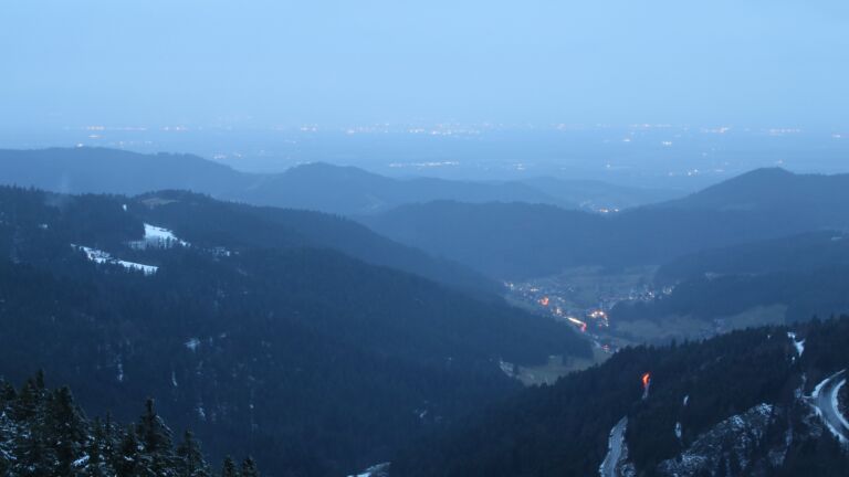 Dieses Bild zeigt eine Webcam-Aufnahme vom Achertal, aufgenommen am Dienstag, den 27.01.2026 um 17:40 Uhr. Die Temperatur betrug 2.5°C.