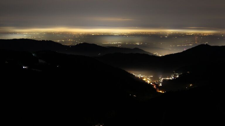 Dieses Bild zeigt eine Webcam-Aufnahme vom Achertal, aufgenommen am Samstag, den 17.01.2026 um 19:30 Uhr. Die Temperatur betrug 5.5°C.