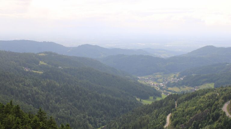 Dieses Bild zeigt eine Webcam-Aufnahme vom Achertal, aufgenommen am Samstag, den 07.06.2025 um 18:10 Uhr. Die Temperatur betrug 10.9°C.
