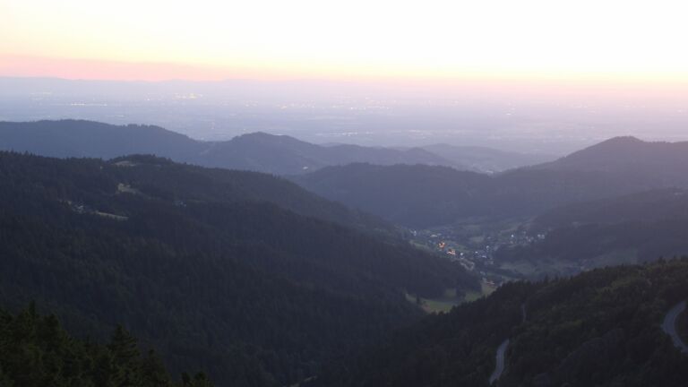 Dieses Bild zeigt eine Webcam-Aufnahme vom Achertal, aufgenommen am Dienstag, den 24.06.2025 um 22:10 Uhr. Die Temperatur betrug 18.2°C.