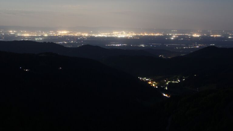 Dieses Bild zeigt eine Webcam-Aufnahme vom Achertal, aufgenommen am Montag, den 12.05.2025 um 04:20 Uhr. Die Temperatur betrug 9.4°C.