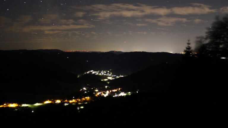 Dieses Bild zeigt eine Webcam-Aufnahme vom Achertal, aufgenommen am Montag, den 13.07.2026 um 02:00 Uhr. Die Temperatur betrug 21.9°C.