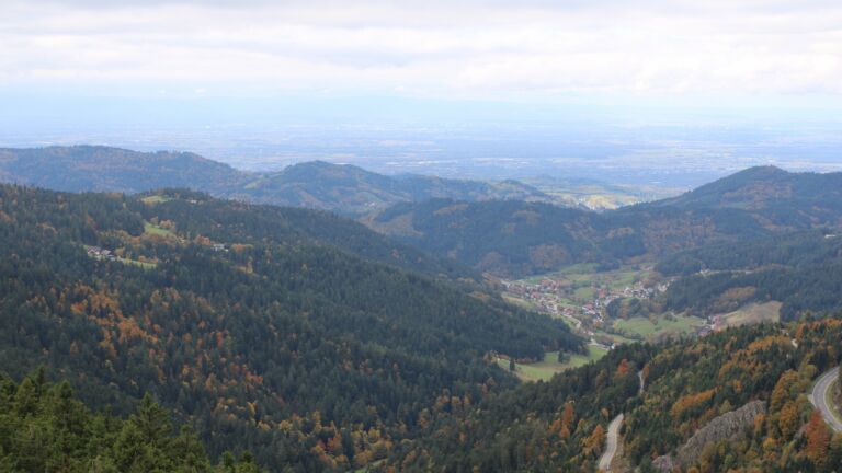Dieses Bild zeigt eine Webcam-Aufnahme vom Achertal, aufgenommen am Mittwoch, den 15.10.2025 um 13:50 Uhr. Die Temperatur betrug 8°C.