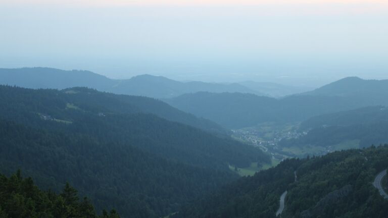 Dieses Bild zeigt eine Webcam-Aufnahme vom Achertal, aufgenommen am Montag, den 09.06.2025 um 21:30 Uhr. Die Temperatur betrug 12.4°C.