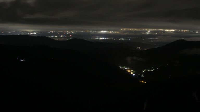Dieses Bild zeigt eine Webcam-Aufnahme vom Achertal, aufgenommen am Donnerstag, den 28.08.2025 um 05:00 Uhr. Die Temperatur betrug 13.3°C.