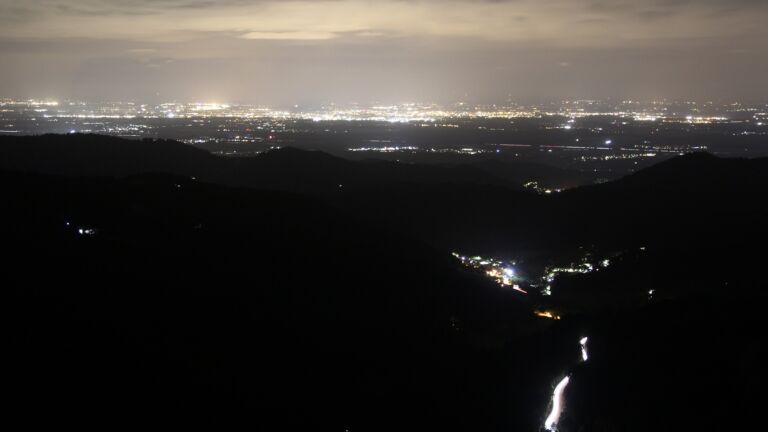 Dieses Bild zeigt eine Webcam-Aufnahme vom Achertal, aufgenommen am Freitag, den 12.09.2025 um 22:30 Uhr. Die Temperatur betrug 10.3°C.