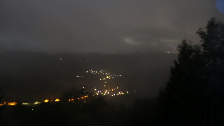 Dieses Bild zeigt eine Webcam-Aufnahme vom Achertal, aufgenommen am Montag, den 31.08.2026 um 05:10 Uhr. Die Temperatur betrug 14.3°C.
