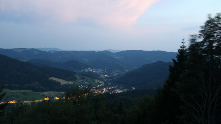 Dieses Bild zeigt eine Webcam-Aufnahme vom Achertal, aufgenommen am Freitag, den 26.06.2026 um 22:20 Uhr. Die Temperatur betrug 29.6°C.