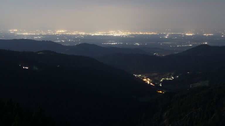 Dieses Bild zeigt eine Webcam-Aufnahme vom Achertal, aufgenommen am Freitag, den 11.07.2025 um 03:10 Uhr. Die Temperatur betrug 13.9°C.
