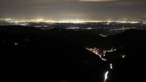 Dieses Bild zeigt eine Webcam-Aufnahme vom Achertal, aufgenommen am Freitag, den 16.01.2026 um 22:00 Uhr. Die Temperatur betrug 4.9°C.