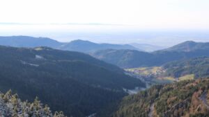 Dieses Bild zeigt eine Webcam-Aufnahme vom Achertal, aufgenommen am Montag, den 01.12.2025 um 14:50 Uhr. Die Temperatur betrug 0.8°C.