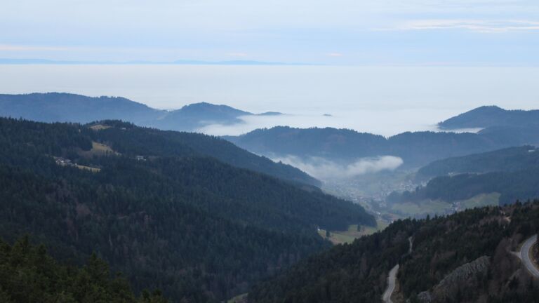 Dieses Bild zeigt eine Webcam-Aufnahme vom Achertal, aufgenommen am Dienstag, den 16.12.2025 um 16:10 Uhr. Die Temperatur betrug 7.8°C.