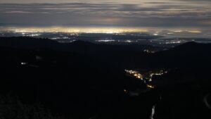 Dieses Bild zeigt eine Webcam-Aufnahme vom Achertal, aufgenommen am Dienstag, den 02.12.2025 um 03:30 Uhr. Die Temperatur betrug 2.2°C.