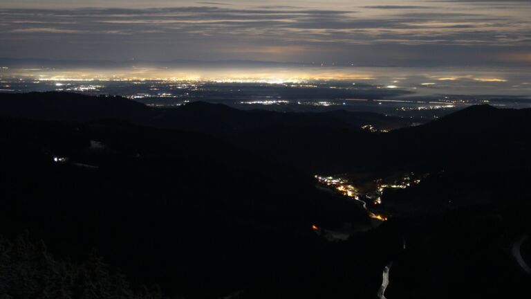 Dieses Bild zeigt eine Webcam-Aufnahme vom Achertal, aufgenommen am Dienstag, den 02.12.2025 um 03:30 Uhr. Die Temperatur betrug 2.2°C.
