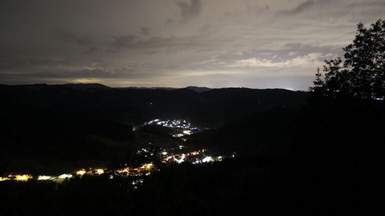 Dieses Bild zeigt eine Webcam-Aufnahme vom Achertal, aufgenommen am Mittwoch, den 10.06.2026 um 01:30 Uhr. Die Temperatur betrug 10.3°C.