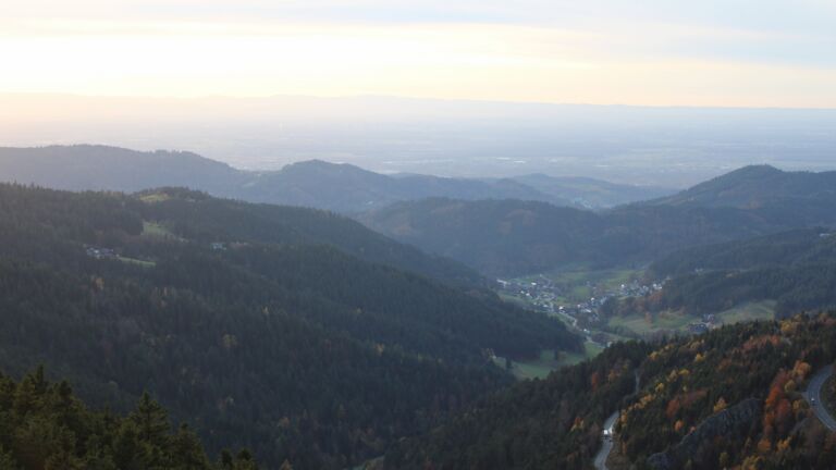 Dieses Bild zeigt eine Webcam-Aufnahme vom Achertal, aufgenommen am Donnerstag, den 30.10.2025 um 16:50 Uhr. Die Temperatur betrug 8.6°C.