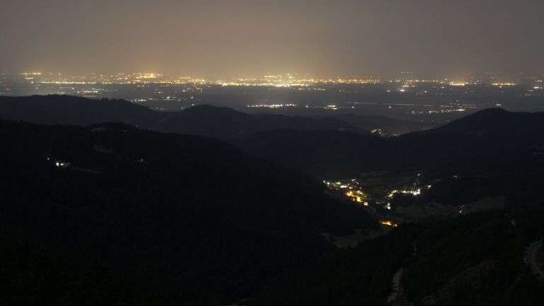Dieses Bild zeigt eine Webcam-Aufnahme vom Achertal, aufgenommen am Donnerstag, den 14.08.2025 um 04:30 Uhr. Die Temperatur betrug 23.2°C.