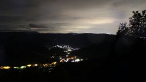 Dieses Bild zeigt eine Webcam-Aufnahme vom Achertal, aufgenommen am Donnerstag, den 08.10.2026 um 02:00 Uhr. Die Temperatur betrug 13.5°C.