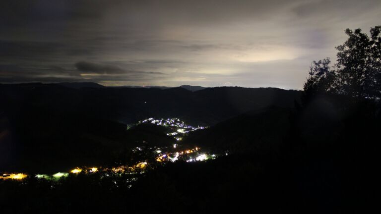 Dieses Bild zeigt eine Webcam-Aufnahme vom Achertal, aufgenommen am Donnerstag, den 08.10.2026 um 02:00 Uhr. Die Temperatur betrug 13.5°C.