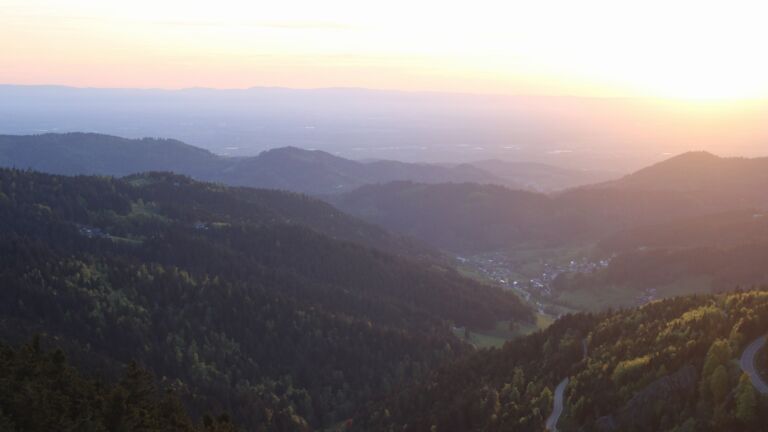 Dieses Bild zeigt eine Webcam-Aufnahme vom Achertal, aufgenommen am Sonntag, den 26.04.2026 um 20:20 Uhr. Die Temperatur betrug 10.9°C.