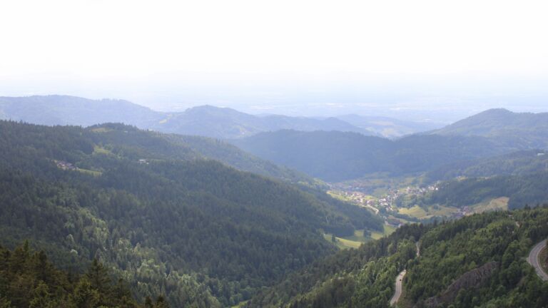 Dieses Bild zeigt eine Webcam-Aufnahme vom Achertal, aufgenommen am Montag, den 26.05.2025 um 17:30 Uhr. Die Temperatur betrug 10.2°C.