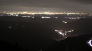 Dieses Bild zeigt eine Webcam-Aufnahme vom Achertal, aufgenommen am Sonntag, den 23.11.2025 um 18:20 Uhr. Die Temperatur betrug -2.2°C.