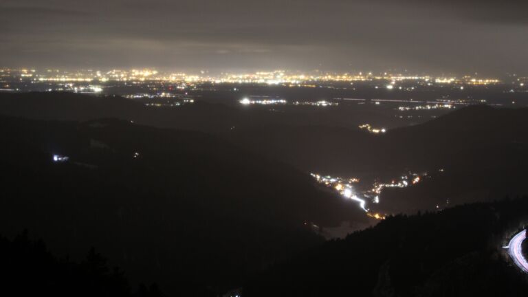 Dieses Bild zeigt eine Webcam-Aufnahme vom Achertal, aufgenommen am Sonntag, den 23.11.2025 um 18:20 Uhr. Die Temperatur betrug -2.2°C.