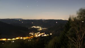 Dieses Bild zeigt eine Webcam-Aufnahme vom Achertal, aufgenommen am Mittwoch, den 26.08.2026 um 21:50 Uhr. Die Temperatur betrug 22.5°C.