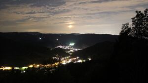 Dieses Bild zeigt eine Webcam-Aufnahme vom Achertal, aufgenommen am Freitag, den 16.10.2026 um 21:00 Uhr. Die Temperatur betrug 16.7°C.