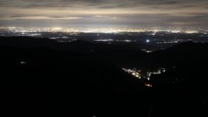 Dieses Bild zeigt eine Webcam-Aufnahme vom Achertal, aufgenommen am Dienstag, den 10.03.2026 um 22:30 Uhr. Die Temperatur betrug 4.9°C.