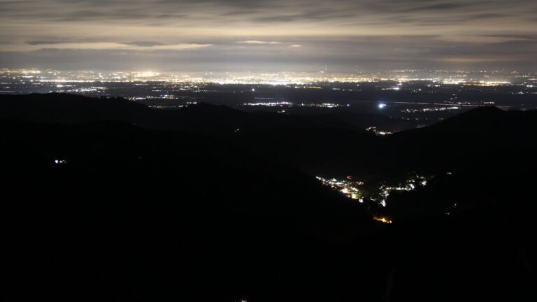 Dieses Bild zeigt eine Webcam-Aufnahme vom Achertal, aufgenommen am Dienstag, den 10.03.2026 um 22:30 Uhr. Die Temperatur betrug 4.9°C.