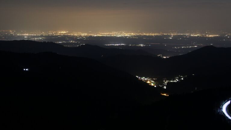 Dieses Bild zeigt eine Webcam-Aufnahme vom Achertal, aufgenommen am Sonntag, den 22.03.2026 um 22:00 Uhr. Die Temperatur betrug 5.1°C.
