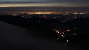 Dieses Bild zeigt eine Webcam-Aufnahme vom Achertal, aufgenommen am Montag, den 01.12.2025 um 17:50 Uhr. Die Temperatur betrug -1.2°C.