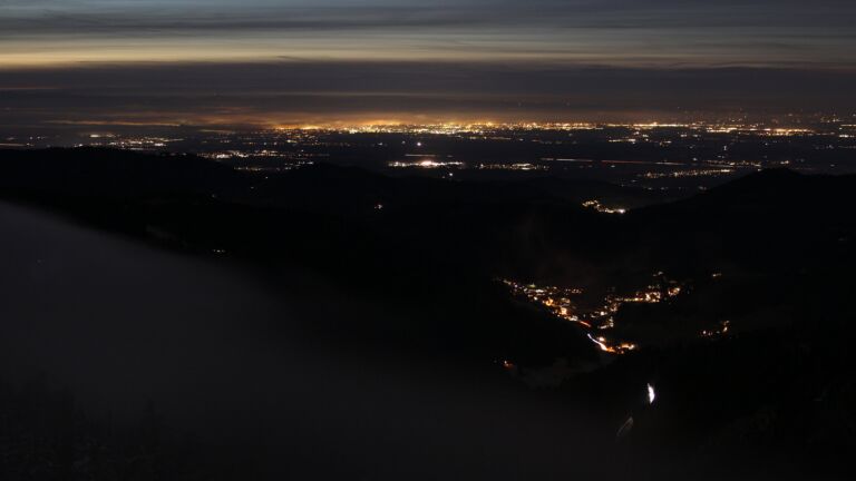 Dieses Bild zeigt eine Webcam-Aufnahme vom Achertal, aufgenommen am Montag, den 01.12.2025 um 17:50 Uhr. Die Temperatur betrug -1.2°C.