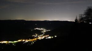 Dieses Bild zeigt eine Webcam-Aufnahme vom Achertal, aufgenommen am Montag, den 12.10.2026 um 22:30 Uhr. Die Temperatur betrug 10.7°C.