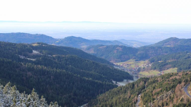 Dieses Bild zeigt eine Webcam-Aufnahme vom Achertal, aufgenommen am Montag, den 01.12.2025 um 13:00 Uhr. Die Temperatur betrug 3.2°C.