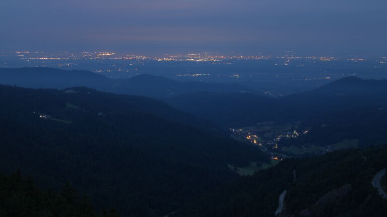 Dieses Bild zeigt eine Webcam-Aufnahme vom Achertal, aufgenommen am Samstag, den 26.07.2025 um 05:10 Uhr. Die Temperatur betrug 13.9°C.