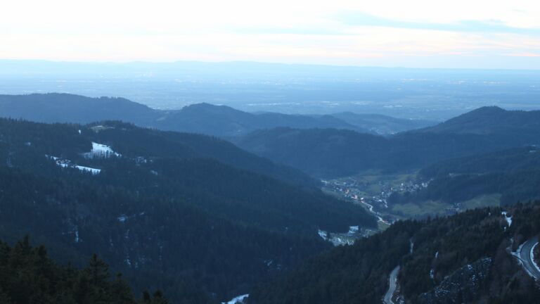 Dieses Bild zeigt eine Webcam-Aufnahme vom Achertal, aufgenommen am Donnerstag, den 15.01.2026 um 17:20 Uhr. Die Temperatur betrug 5.2°C.