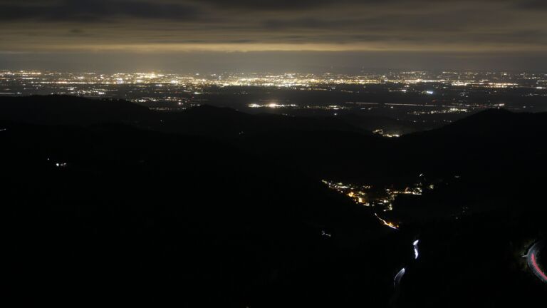 Dieses Bild zeigt eine Webcam-Aufnahme vom Achertal, aufgenommen am Montag, den 03.11.2025 um 18:10 Uhr. Die Temperatur betrug 5.2°C.