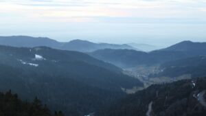 Dieses Bild zeigt eine Webcam-Aufnahme vom Achertal, aufgenommen am Sonntag, den 01.02.2026 um 17:30 Uhr. Die Temperatur betrug 2°C.