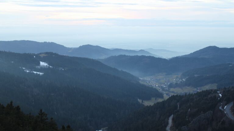 Dieses Bild zeigt eine Webcam-Aufnahme vom Achertal, aufgenommen am Sonntag, den 01.02.2026 um 17:30 Uhr. Die Temperatur betrug 2°C.