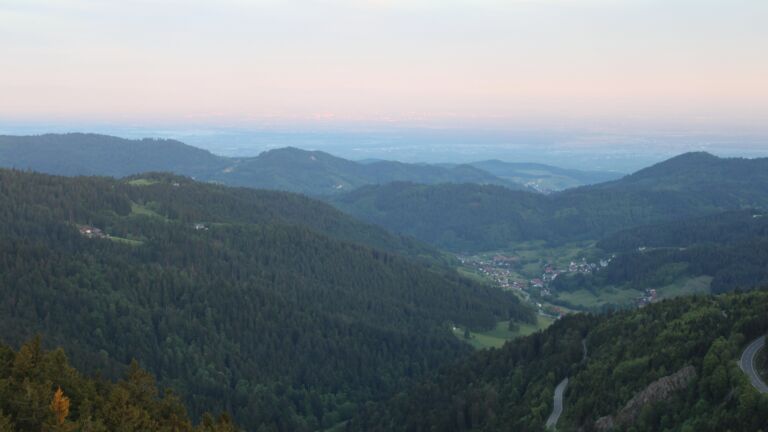 Dieses Bild zeigt eine Webcam-Aufnahme vom Achertal, aufgenommen am Sonntag, den 10.05.2026 um 06:10 Uhr. Die Temperatur betrug 12.6°C.