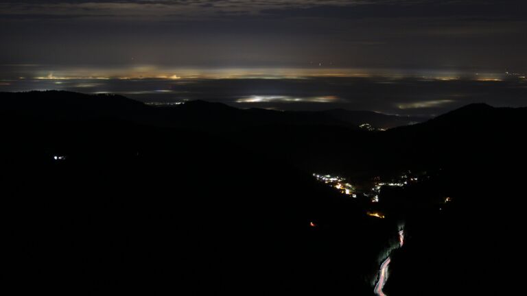 Dieses Bild zeigt eine Webcam-Aufnahme vom Achertal, aufgenommen am Sonntag, den 21.12.2025 um 04:00 Uhr. Die Temperatur betrug 7.7°C.