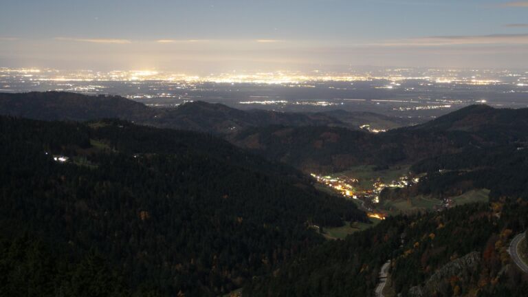 Dieses Bild zeigt eine Webcam-Aufnahme vom Achertal, aufgenommen am Montag, den 03.11.2025 um 21:30 Uhr. Die Temperatur betrug 5.4°C.