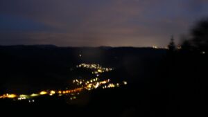 Dieses Bild zeigt eine Webcam-Aufnahme vom Achertal, aufgenommen am Donnerstag, den 16.07.2026 um 22:50 Uhr. Die Temperatur betrug 18.7°C.