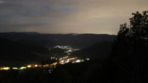 Dieses Bild zeigt eine Webcam-Aufnahme vom Achertal, aufgenommen am Mittwoch, den 30.09.2026 um 23:00 Uhr. Die Temperatur betrug 21.6°C.