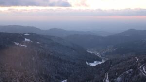 Dieses Bild zeigt eine Webcam-Aufnahme vom Achertal, aufgenommen am Freitag, den 21.11.2025 um 17:00 Uhr. Die Temperatur betrug -6.4°C.