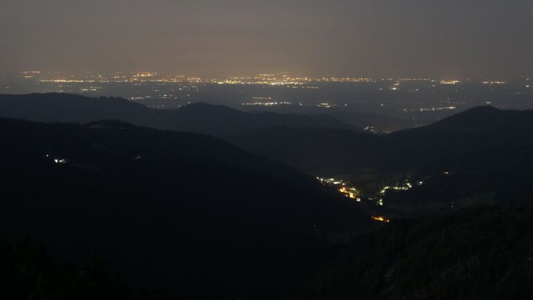 Dieses Bild zeigt eine Webcam-Aufnahme vom Achertal, aufgenommen am Freitag, den 13.06.2025 um 02:40 Uhr. Die Temperatur betrug 19.9°C.