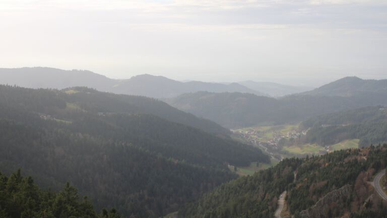 Dieses Bild zeigt eine Webcam-Aufnahme vom Achertal, aufgenommen am Samstag, den 15.11.2025 um 15:10 Uhr. Die Temperatur betrug 11.7°C.