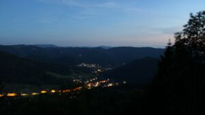 Dieses Bild zeigt eine Webcam-Aufnahme vom Achertal, aufgenommen am Samstag, den 23.05.2026 um 22:10 Uhr. Die Temperatur betrug 21.4°C.